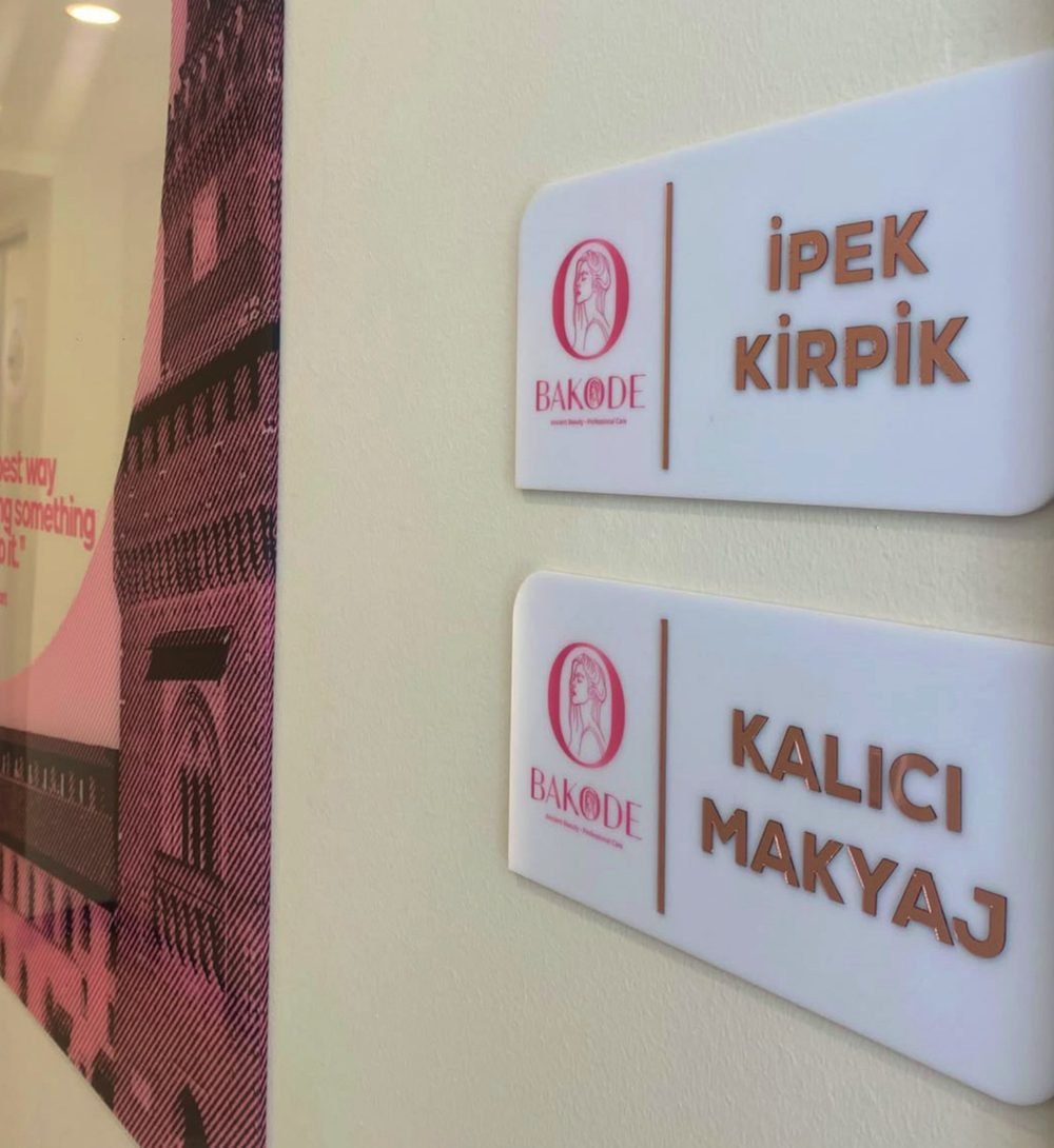 Pleksi Kapı İsimlik örneği